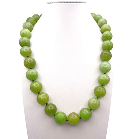 Knotted Green Jade 8cm Beaded Necklace 18” and Extension Chain - Picture 1 of 9